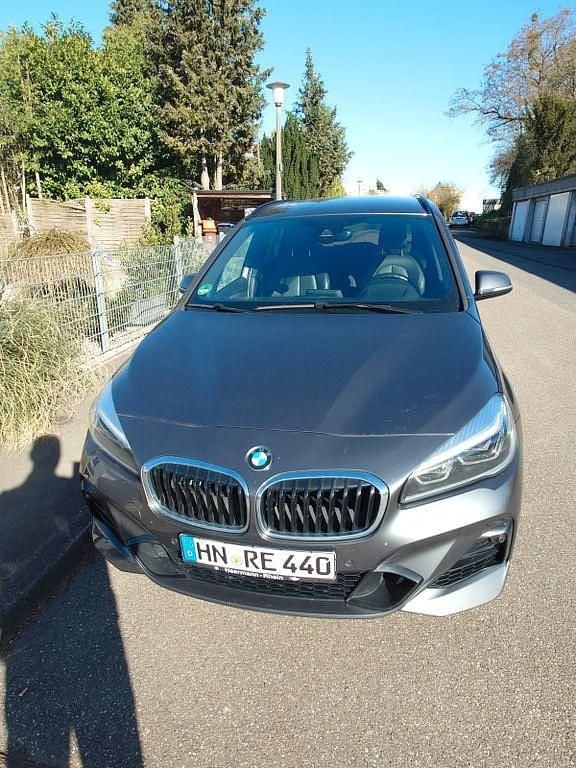 Grau Gebraucht 2019 BMW 220 Gran Tourer M Sport Van / Kleinbus | 20.500 € (Fairer Preis) - Bild 1/4