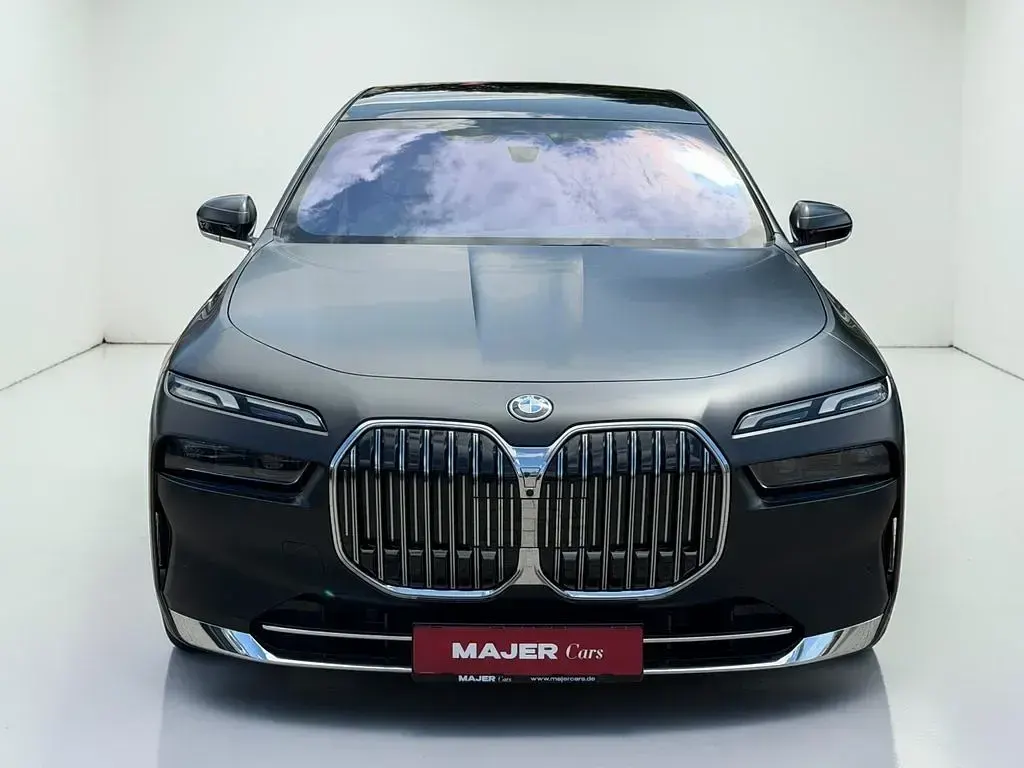 Gebraucht BMW 750e Performance 489 PS (359 kW) 2023 Schwarz Limousine