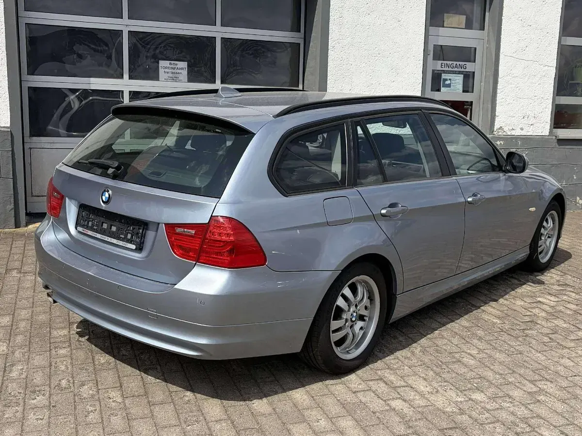 Gebraucht BMW 318 Comfort Edition 143 PS (105 kW) 2011 Blau Kombi
