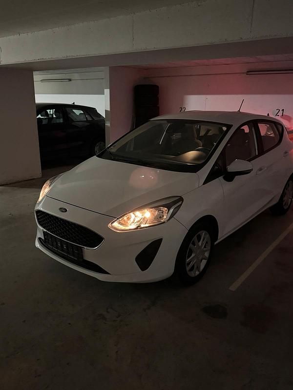 Weiß Gebraucht 2018 Ford Fiesta Kleinwagen | 6.800 € (Fairer Preis) - Bild 1/4