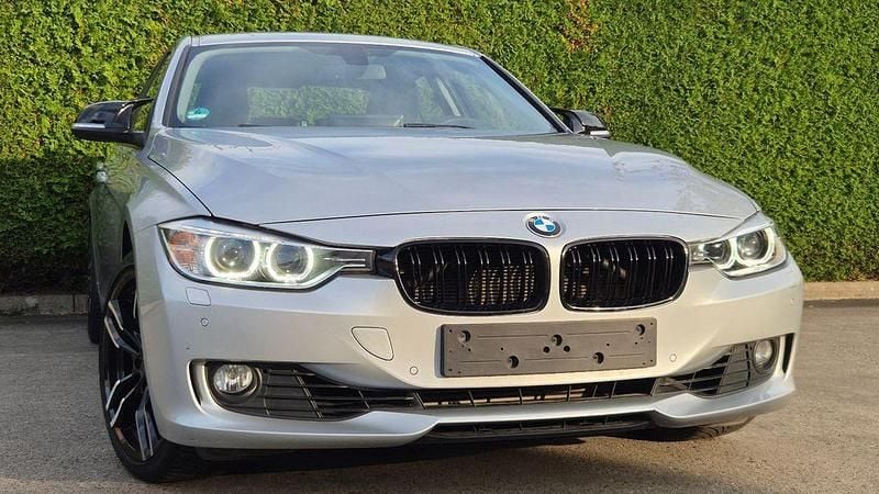 Silber Gebraucht 2012 BMW 320 Sport Line Limousine | 12.900 € (Guter Preis) - Bild 1/4