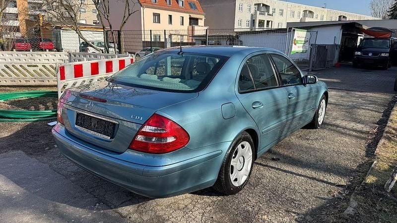 Gebraucht Mercedes E220 150 PS (110 kW) 2003 Blau Limousine