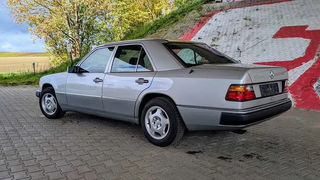 Brugt Mercedes E220 150 HK (110 kW) 1992 Sølv Sedan