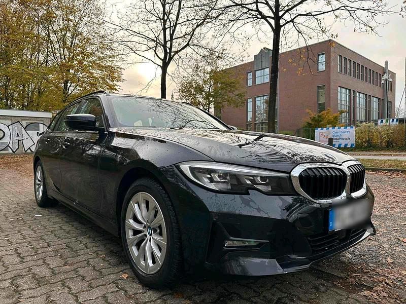 Schwarz Gebraucht 2021 BMW 320 Advantage Kombi | 24.499 € (Fairer Preis) - Bild 1/4