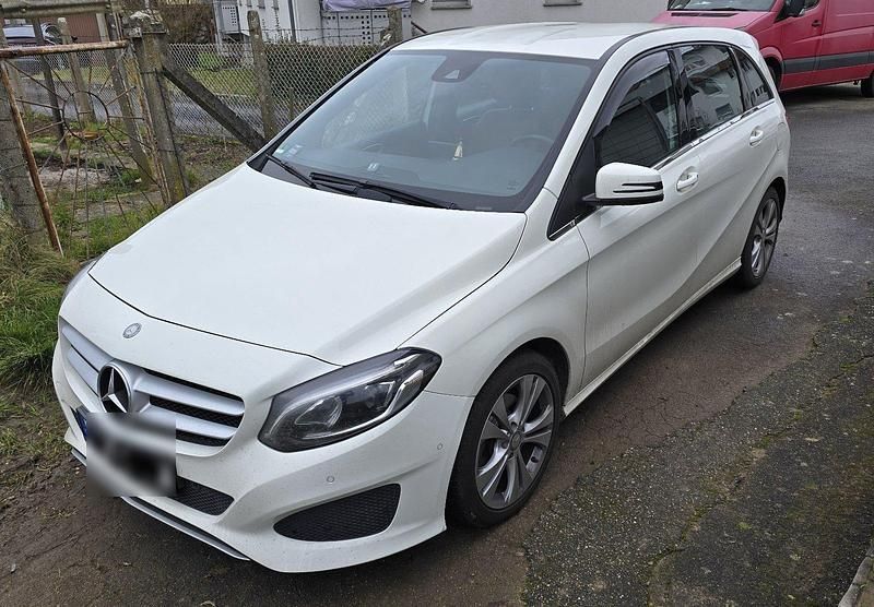 Weiß Gebraucht 2016 Mercedes B220 Style Van / Kleinbus | 17.300 € (Guter Preis) - Bild 1/4