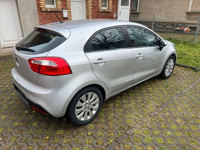 Gebraucht Kia Rio 109 PS (80 kW) 2011 Silber Limousine