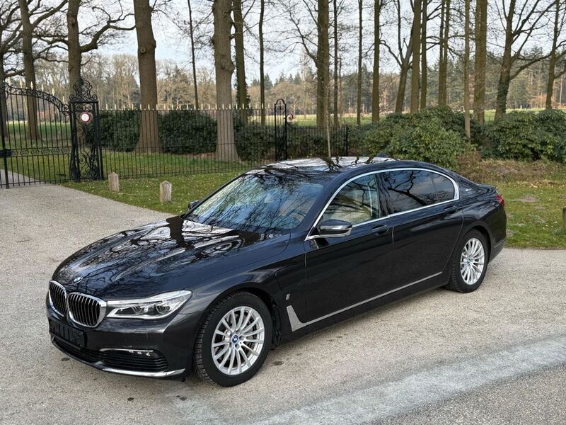 Grau Gebraucht 2017 BMW 740 Limousine | 33.399 € (Etwas zu teuer) - Bild 1/4