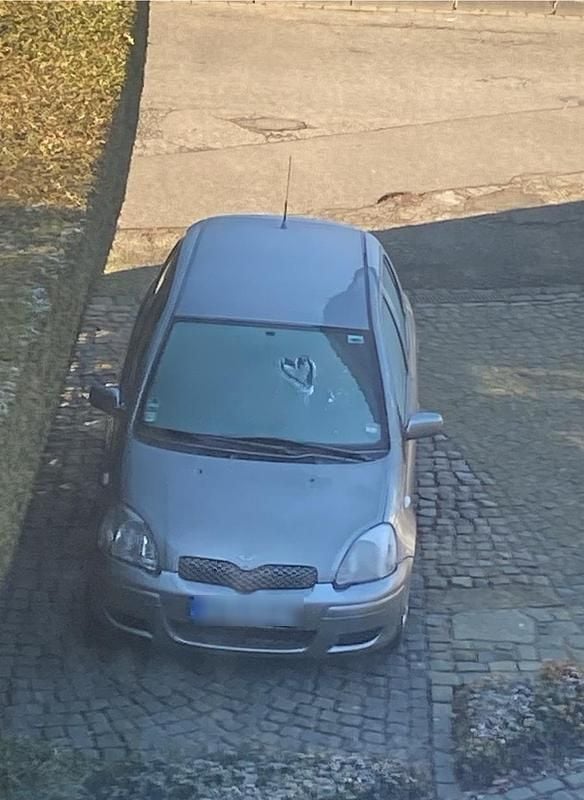 Grau Gebraucht 2005 Toyota Yaris Kleinwagen | 2.400 € (Fairer Preis) - Bild 1/4