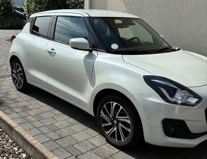 Weiß Gebraucht 2021 Suzuki Swift Comfort Limousine | 13.850 € (Fairer Preis) - Bild 1/4