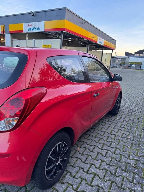 Gebraucht Hyundai i20 Trend 90 PS (66 kW) 2013 Rot Kleinwagen