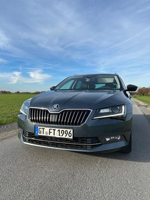 Grau Gebraucht 2018 Skoda Superb Active Kombi | 12.300 € (Fairer Preis) - Bild 1/4
