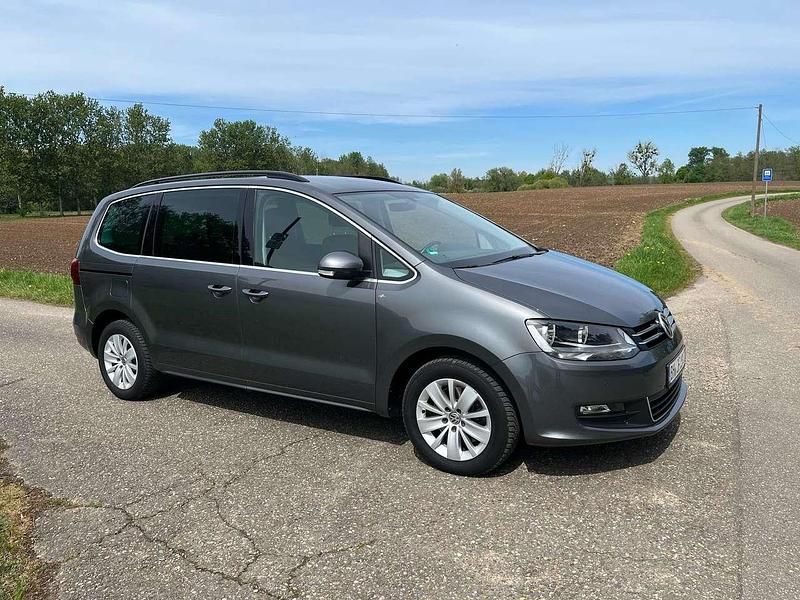 Grau Gebraucht 2017 VW Sharan Trendline Van / Kleinbus | 24.950 € (Etwas zu teuer) - Bild 1/4