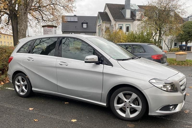 Używany Mercedes B200 156 KM (114 kW) 2012 Srebrny Minivan