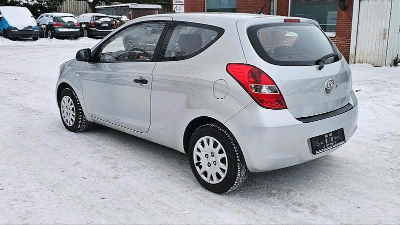 Gebraucht Hyundai i20 77 PS (56 kW) 2010 Grau Kleinwagen