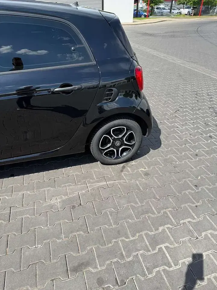 Używany Smart ForFour Passion 90 KM (66 kW) 2018 Czarny Hatchback