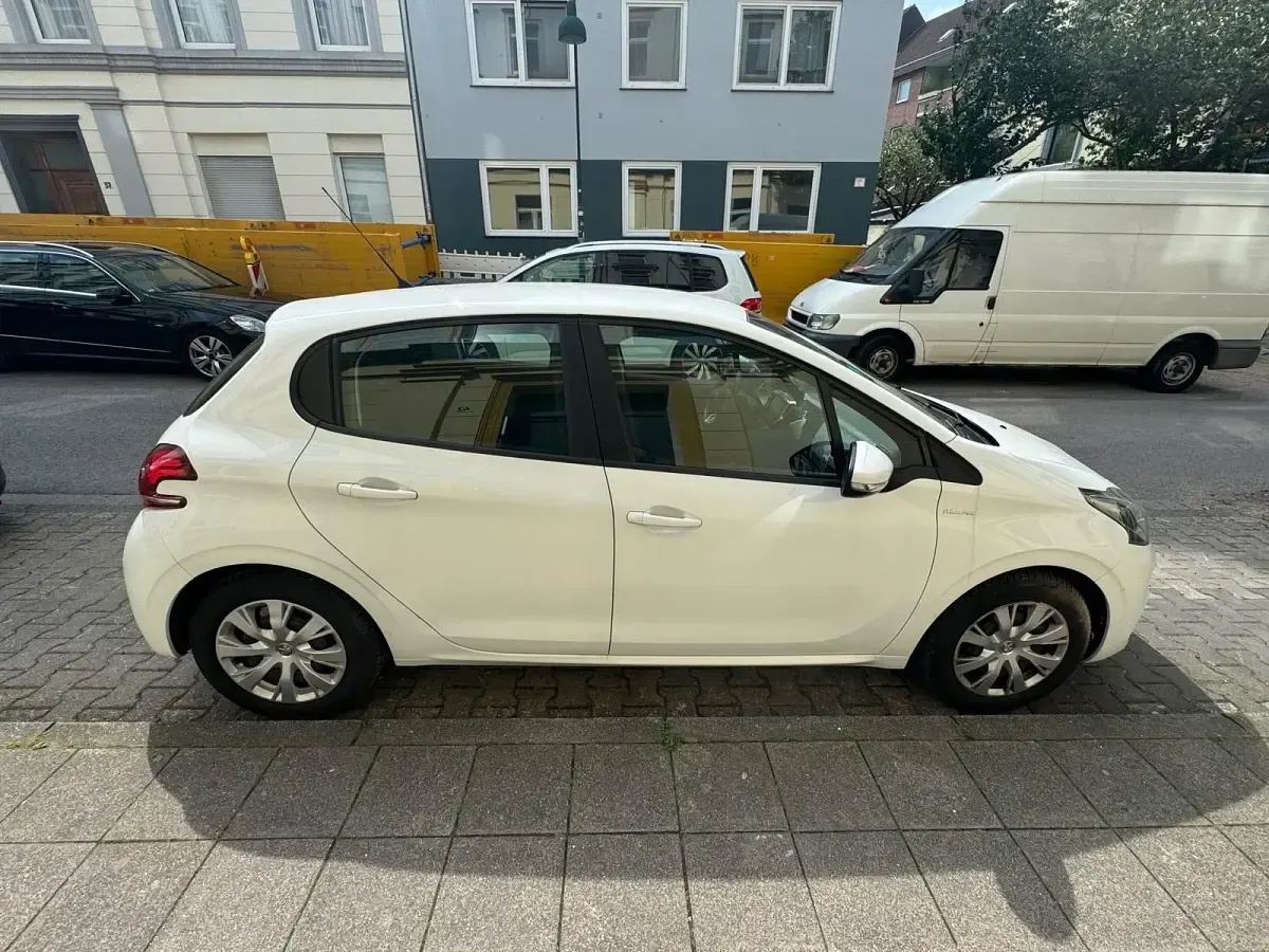 Gebraucht Peugeot 208 Active 68 PS (50 kW) 2016 Weiß Kleinwagen
