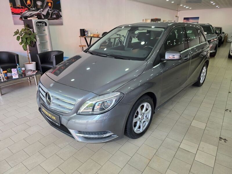 Grau Gebraucht 2015 Mercedes B180 Van / Kleinbus | 12.900 € (Guter Preis) - Bild 1/4