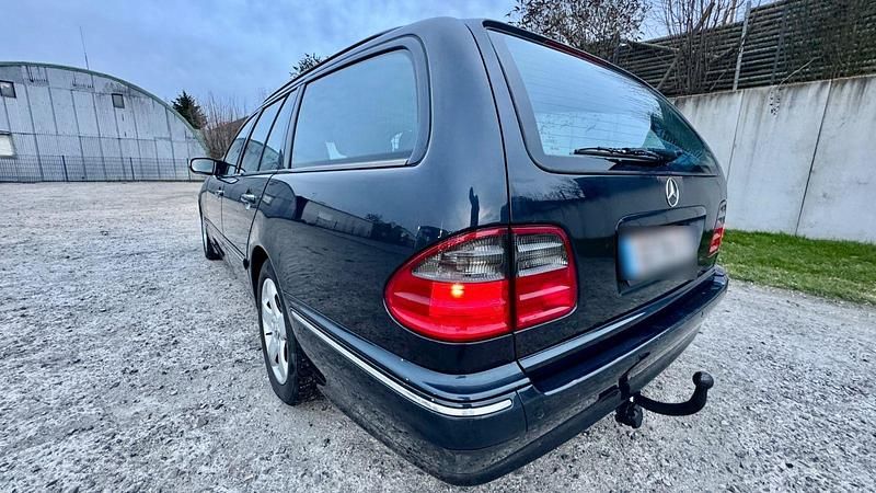 Gebraucht Mercedes E320 Avantgarde 197 PS (144 kW) 2003 Blau Kombi