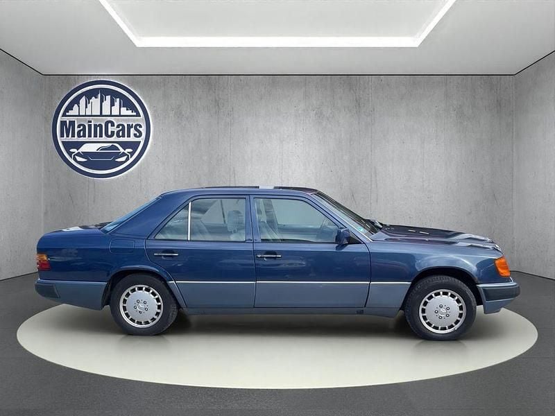 Gebraucht Mercedes E260 160 PS (117 kW) 1990 Blau Limousine