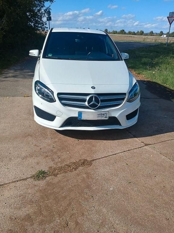 Weiß Gebraucht 2016 Mercedes B220 AMG line Van / Kleinbus | 15.000 € (Fairer Preis) - Bild 1/4