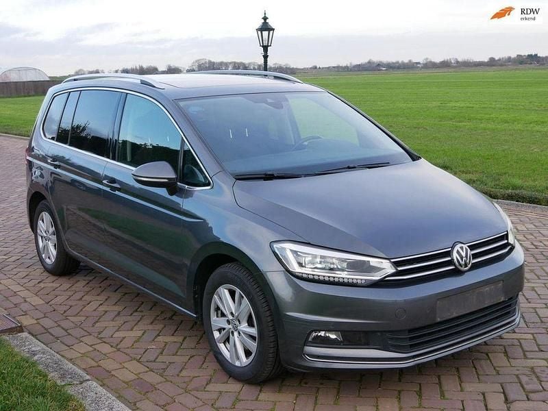 Grau Gebraucht 2020 VW Touran Highline Van / Kleinbus | 14.882 € (Superpreis) - Bild 1/3