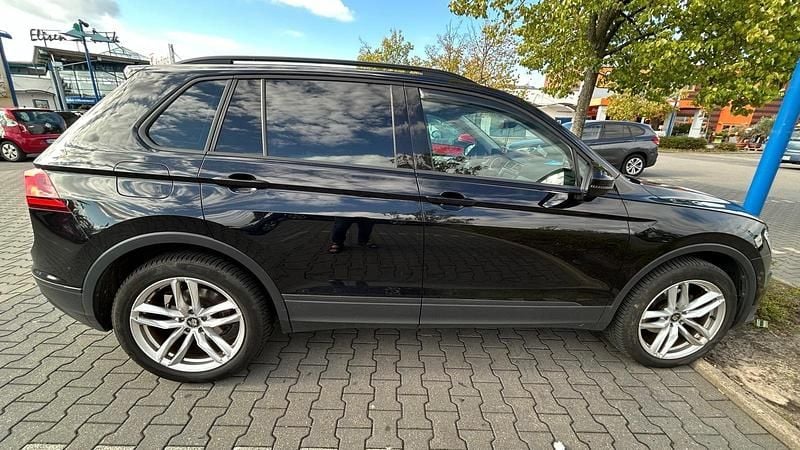 Gebraucht VW Tiguan Trendline 125 PS (91 kW) 2016 Schwarz SUV
