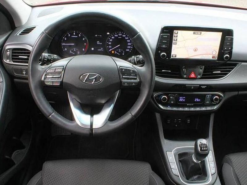 Gebraucht Hyundai i30 Intro Edition 140 PS (102 kW) 2018 Rot Limousine