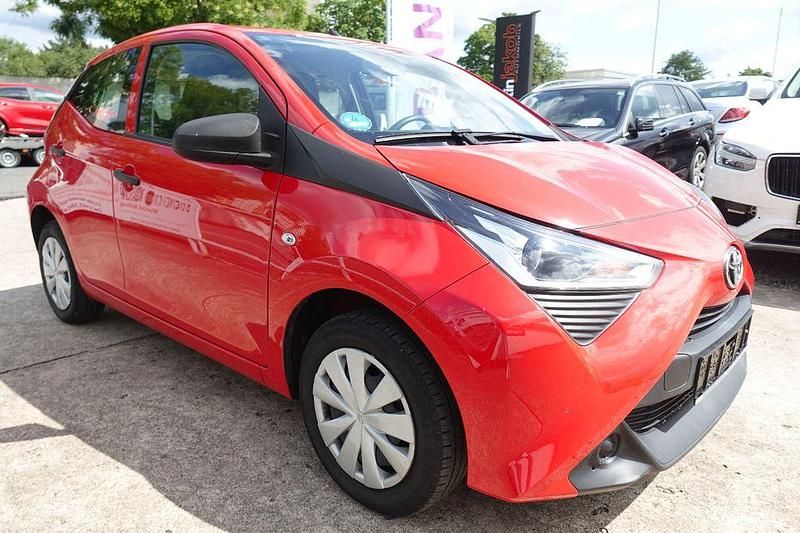 Rot Gebraucht 2021 Toyota Aygo Kleinwagen | 9.770 € (Guter Preis) - Bild 1/4