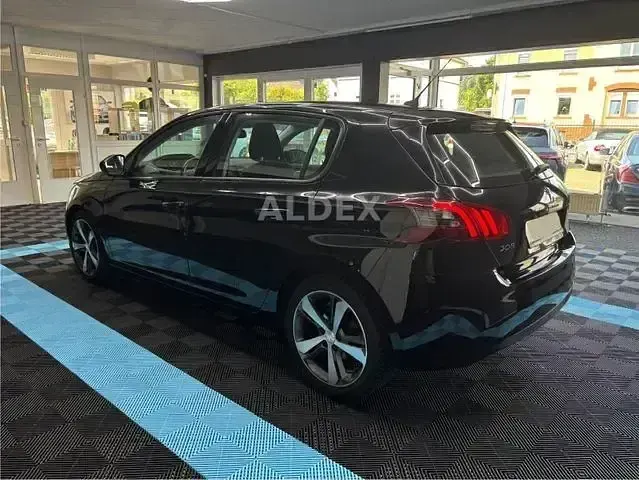 Gebraucht Peugeot 308 Active 131 PS (96 kW) 2020 Schwarz Limousine