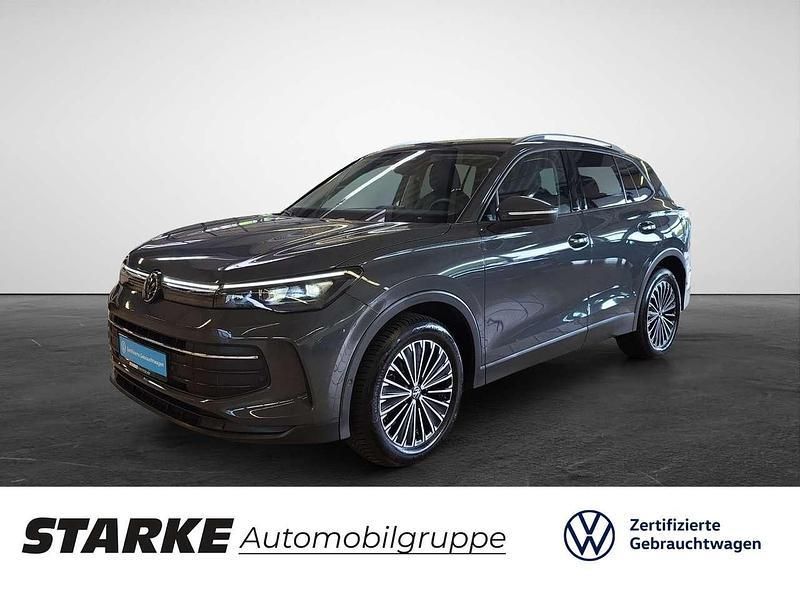 Grau (delfingrau metallic) Gebraucht 2024 VW Tiguan Life SUV | 33.490 € (Fairer Preis) - Bild 1/4