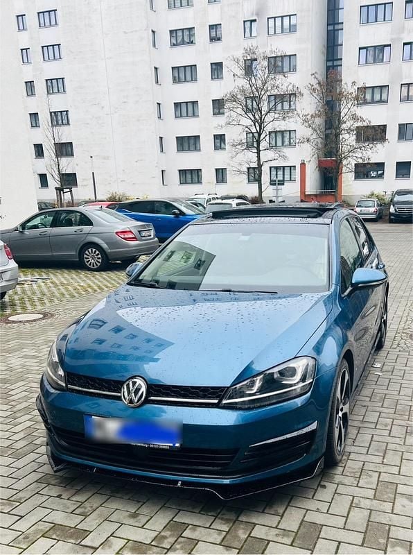 Blau Gebraucht 2017 VW Golf VII Kleinwagen | 13.500 € - Bild 1/4