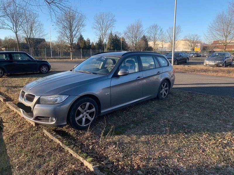 Grau Gebraucht 2012 BMW 318 Comfort Edition Kombi | 5.350 € (Superpreis) - Bild 1/4