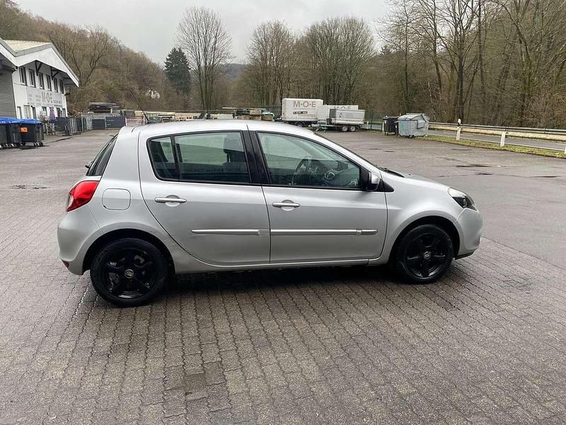 Gebraucht Renault Clio IV Dynamique 88 PS (64 kW) 2012 Silber Limousine