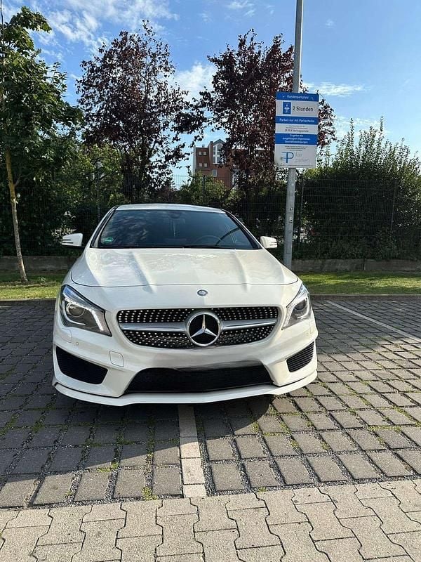 Weiß Gebraucht 2015 Mercedes CLA180 AMG line Limousine | 19.999 € (Fairer Preis) - Bild 1/4
