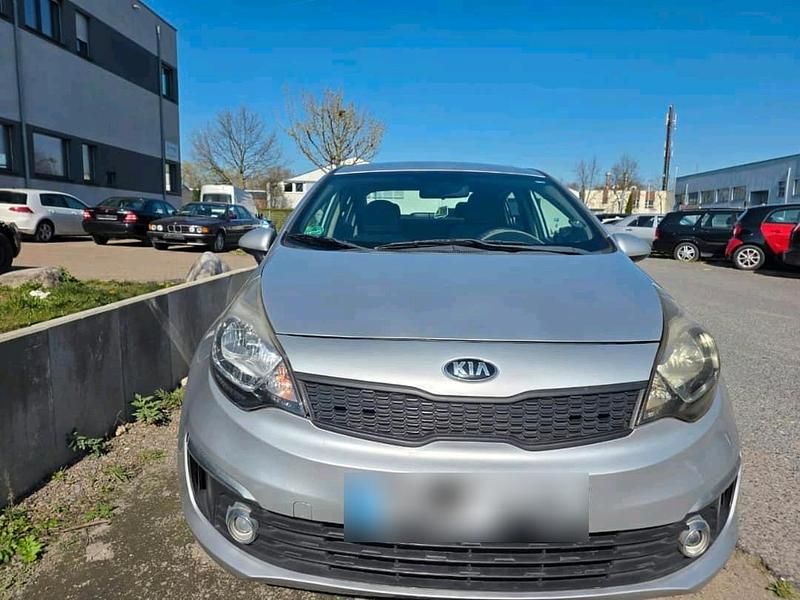 Gebraucht Kia Rio 140 PS (102 kW) 2017 Silber Limousine