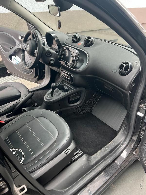 Gebraucht Smart ForFour 90 PS (66 kW) 2019 Schwarz Kleinwagen