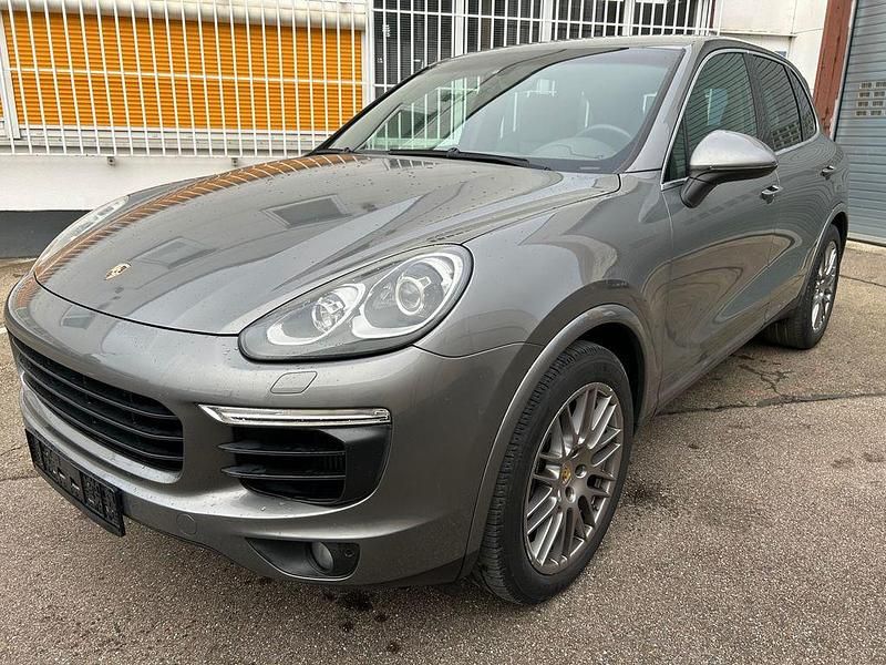 Grau Gebraucht 2016 Porsche Cayenne SUV | 31.900 € (Teuer) - Bild 1/4