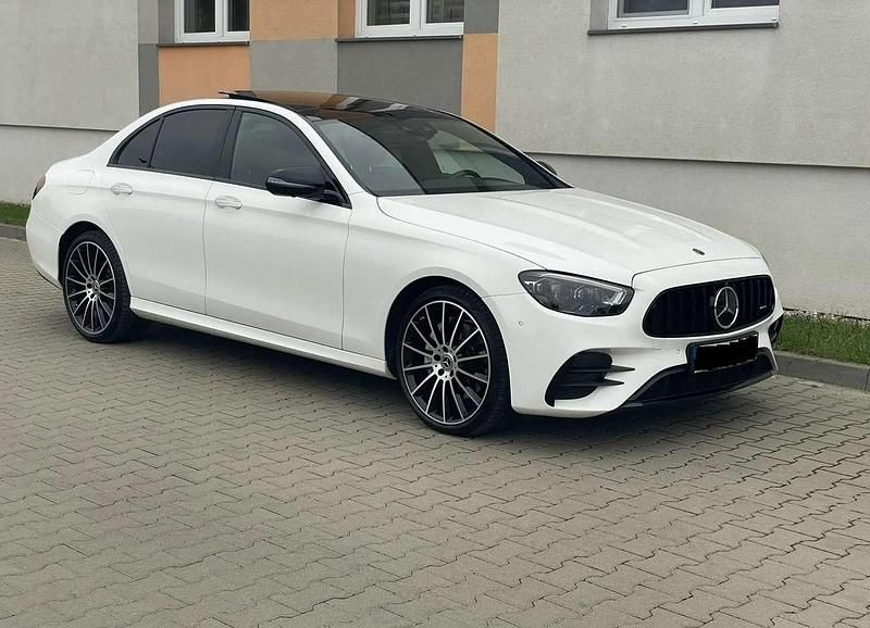 Weiß Gebraucht 2021 Mercedes E220 AMG line Limousine | 37.000 € (Fairer Preis) - Bild 1/4