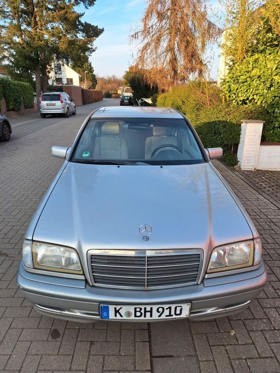 Grau Gebraucht 1999 Mercedes C180 Classic Limousine | 2.700 € (Fairer Preis) - Bild 1/4