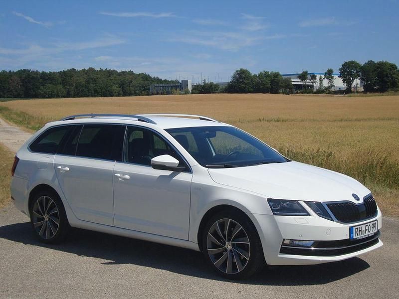 Weiß Gebraucht 2019 Skoda Octavia LAURIN & KLEMENT Limousine | 18.490 € (Fairer Preis) - Bild 1/4
