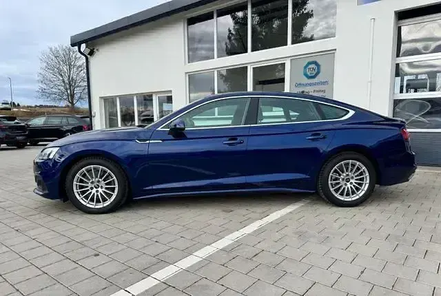 Gebraucht Audi A5 Sportback Sport 163 PS (119 kW) 2023 Blau Kleinwagen