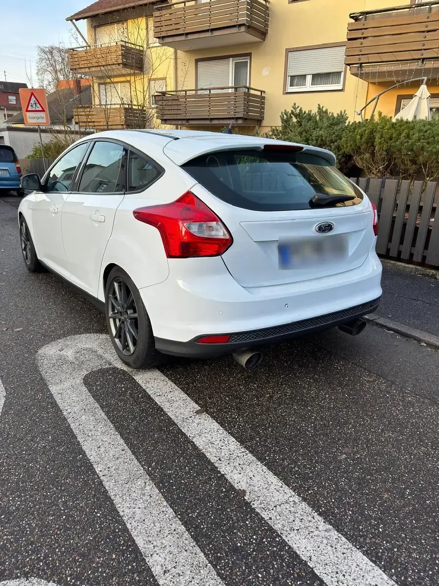 Gebraucht Ford Focus 85 PS (62 kW) 2012 Weiß Limousine