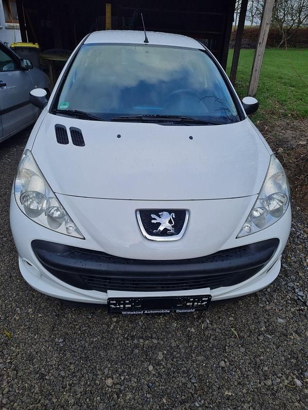 Weiß Gebraucht 2011 Peugeot 206+ Kleinwagen | 3.800 € (Teuer) - Bild 1/4
