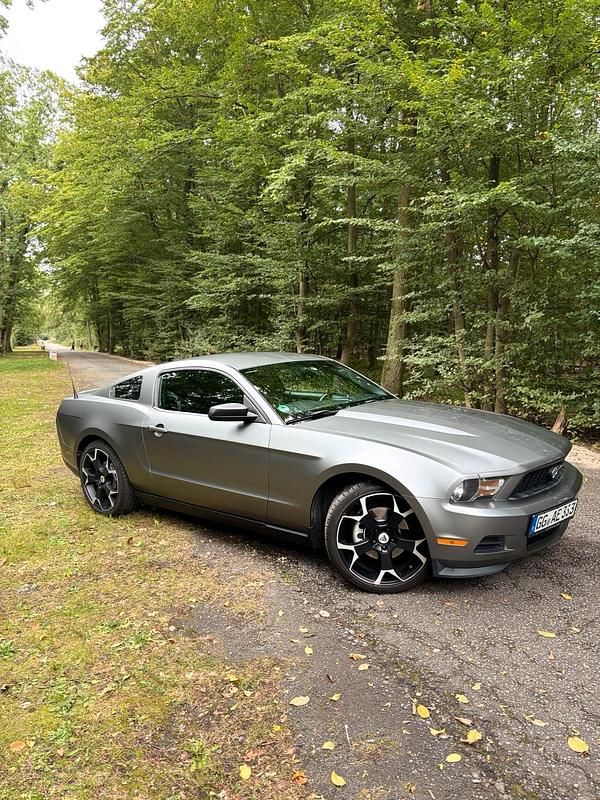 Grau Gebraucht 2011 Ford Mustang Coupé | 12.600 € (Guter Preis) - Bild 1/4