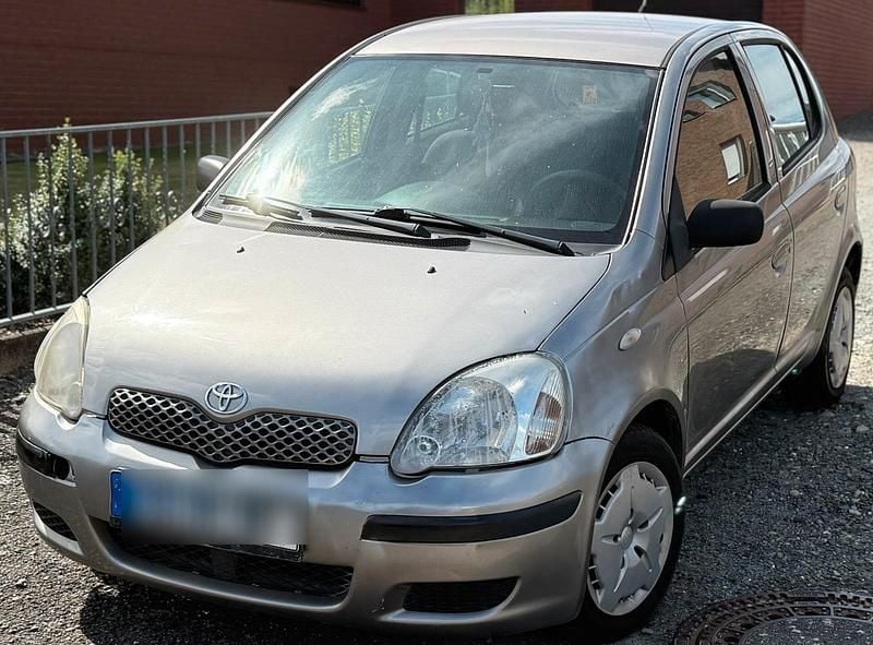 Silber Gebraucht 2004 Toyota Yaris Kleinwagen | 900 € (Superpreis) - Bild 1/4