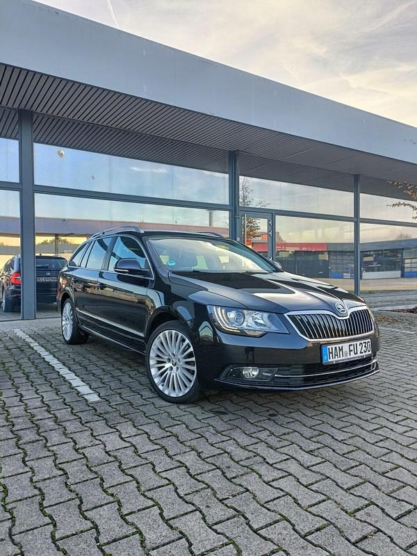 Schwarz Gebraucht 2015 Skoda Superb Elegance Kombi | 11.700 € (Guter Preis) - Bild 1/4