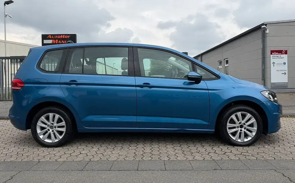 Gebraucht VW Touran Trendline 110 PS (80 kW) 2018 Blau Van / Kleinbus