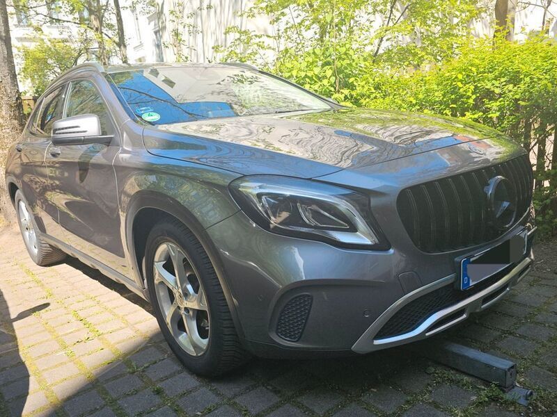 Grau Gebraucht 2018 Mercedes GLA200 SUV | 16.500 € (Superpreis) - Bild 1/4