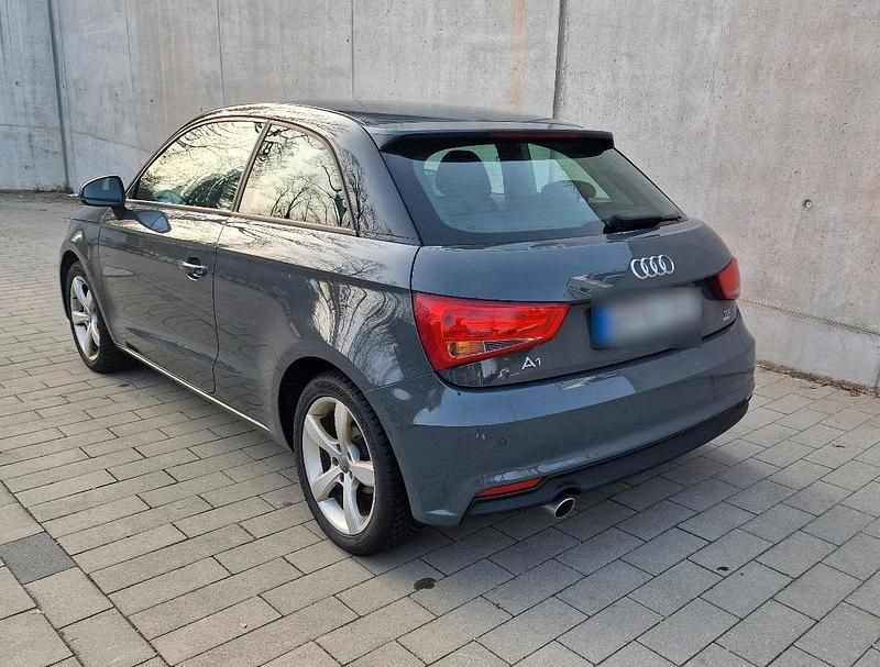 Gebraucht Audi A1 90 PS (66 kW) 2016 Grau Kleinwagen