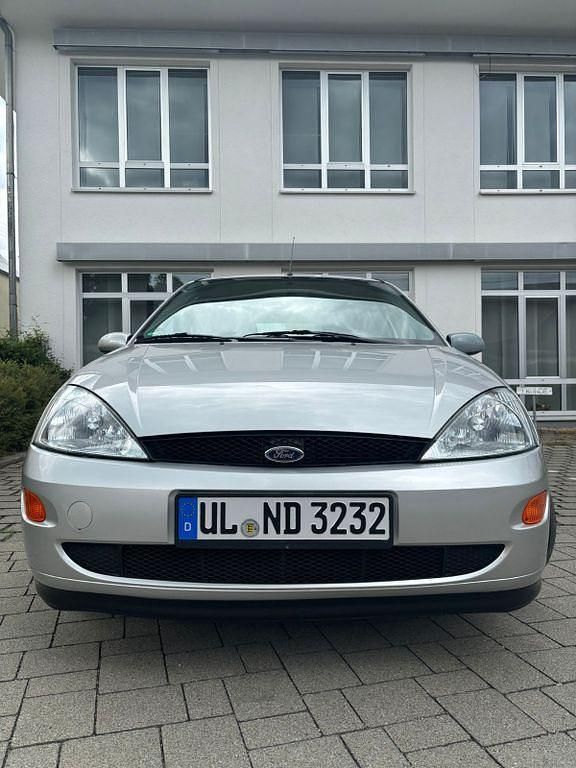 Silber Gebraucht 2000 Ford Focus Ambiente Limousine | 4.400 € - Bild 1/4